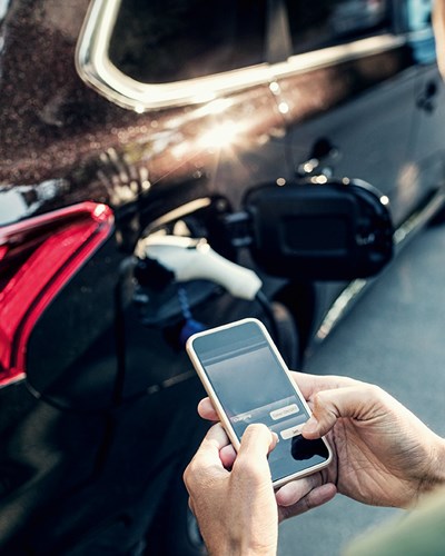 samochód elektryczny mężczyzna telefon smartfon ładowanie elektryk EQ EV aplikacja wynajem leasing polska poland Athlon
