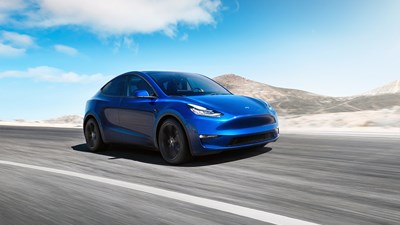 Tesla Model Y op de snelweg. Nu bij Athlon zakelijk leasen.