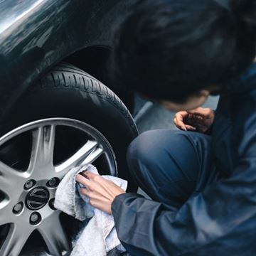 Persona revisando la presión de los neumáticos