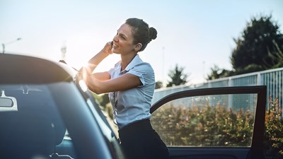Mulher gerando o negócio com seu carro de renting