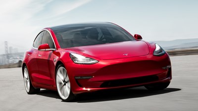 Tesla Model 3 rijdend