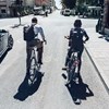 man op een fiets en een vrouw op een fiets naast elkaar op het fietspad