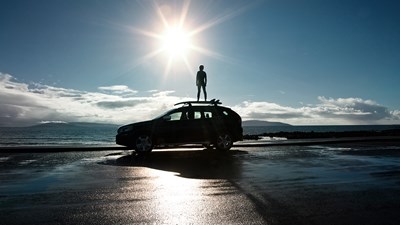 mężczyzna plaża niebo słońce samochód dach podróż chmury polska poland athlon