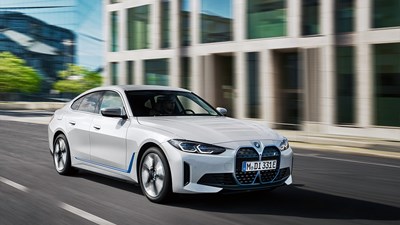 De BMW i4 aan het rijden door de stad. Nu bij Athlon zakelijk leasen.