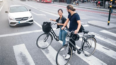 Duas pessoas utilizando transportes sustentáveis