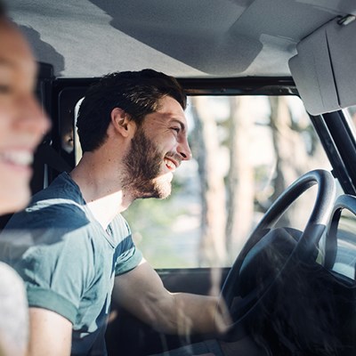 samochód dostawczy kierowca pasażer uśmiechnięci podróż las athlon polska leasing 