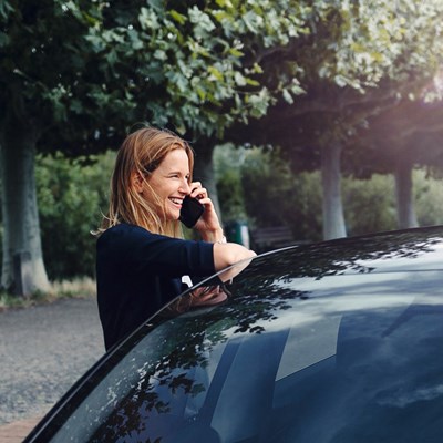 kobieta rozmowa telefon samochód drzewa ulica chodnik athlon flota polska 